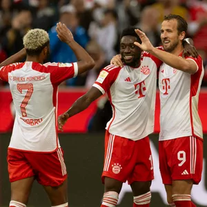 Serge Gnabry, Alphonso Davies und Harry Kane vom FC Bayern München