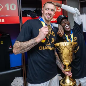 Daniel Theis und Dennis Schröder mit WM-Pokal