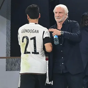 Ilkay Gündogan (l.) und Rudi Völler haben ein inniges Verhältnis zueinander.