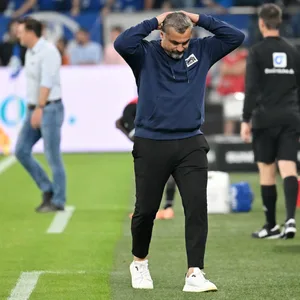 Thomas Reis blickt verzweifelt zu Boden