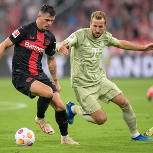 Granit Xhaka und Harry Kane im Zweikampf