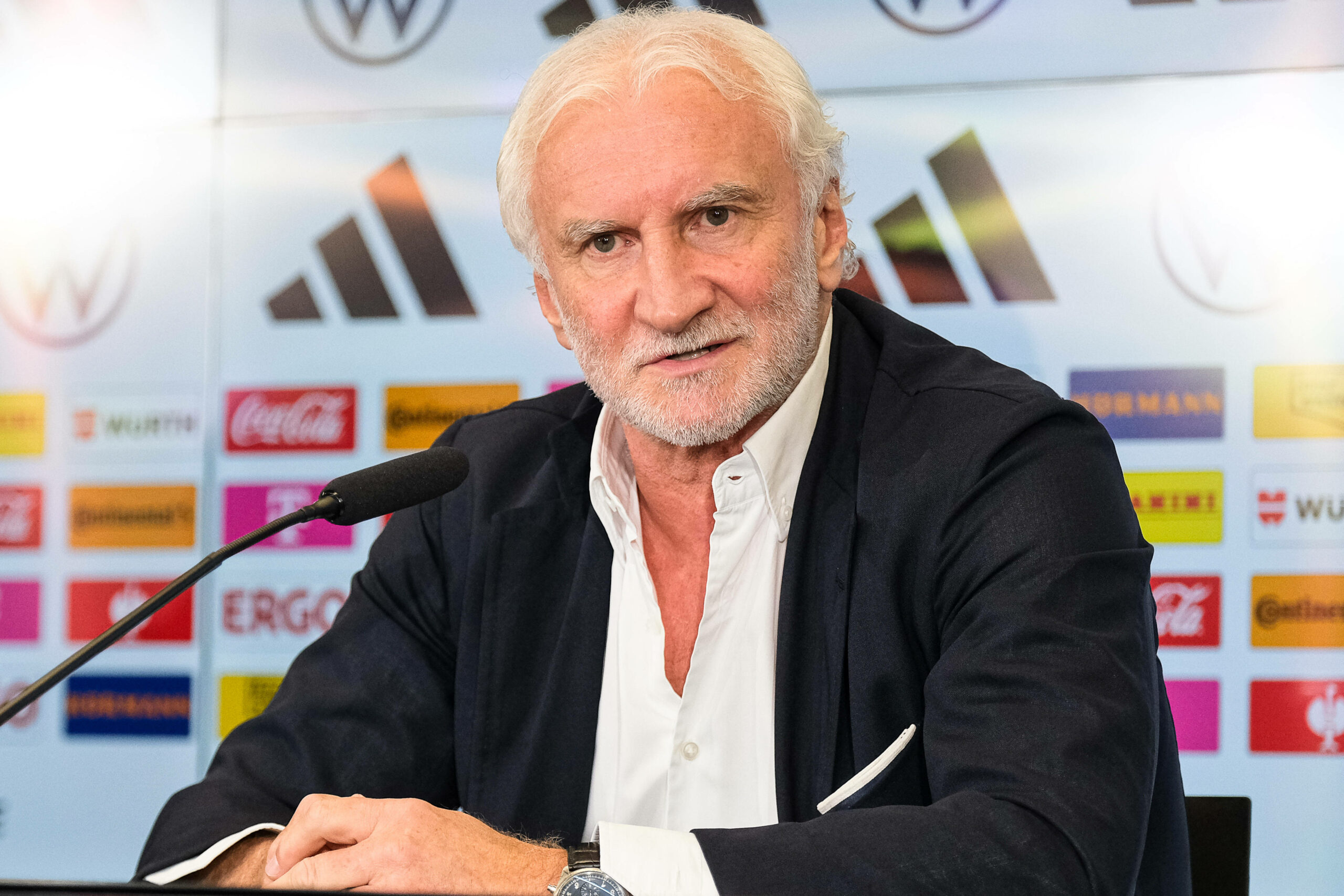 Rudi Völler auf der Pressekonferenz des DFB
