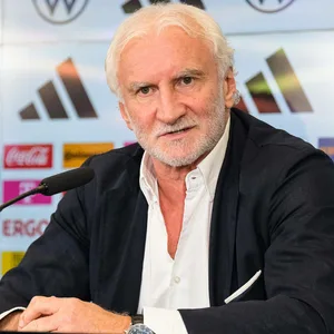 Rudi Völler auf der Pressekonferenz des DFB