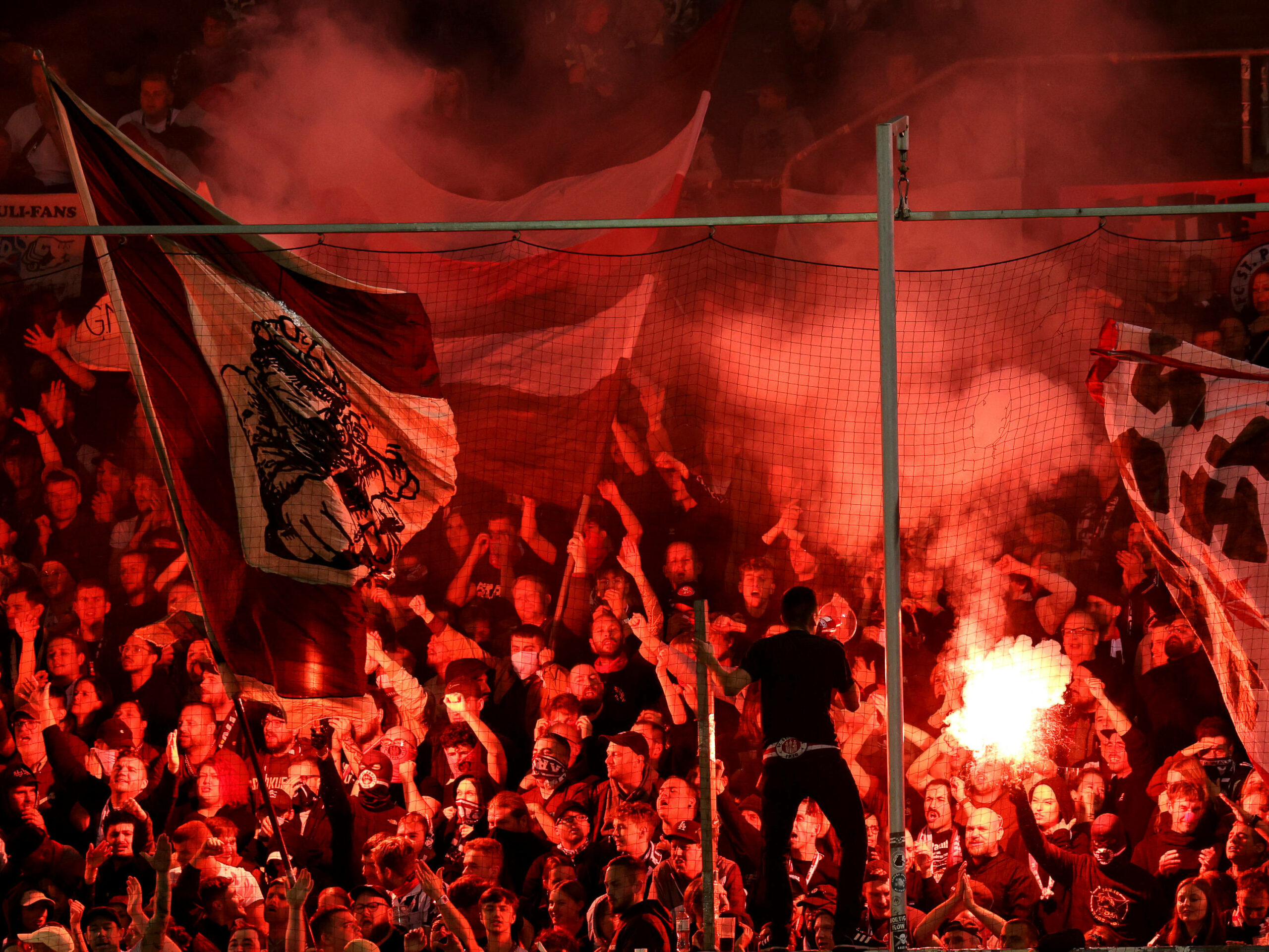 St. Pauli-Fans brennen Pyrotechnik ab.