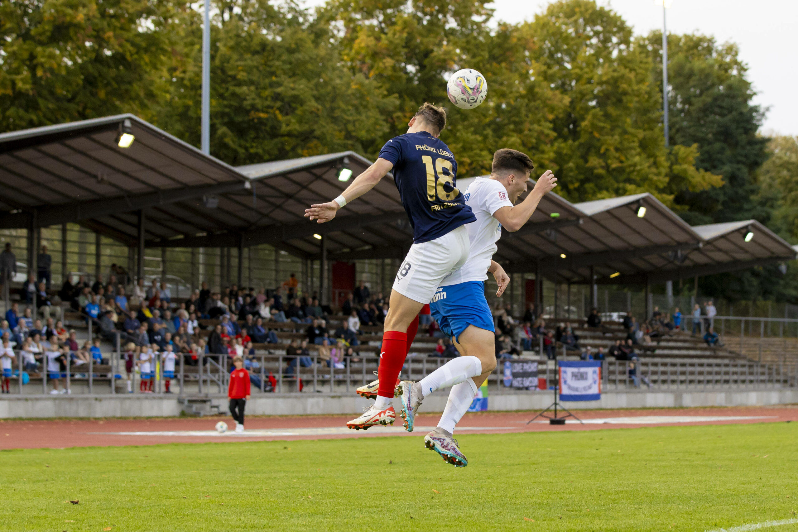 Spieler von Phönix Lübeck im Kopfball-Duell mit einem Profi vom SV Meppen