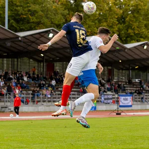 Spieler von Phönix Lübeck im Kopfball-Duell mit einem Profi vom SV Meppen