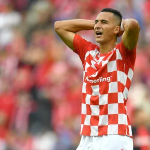 Anwar El Ghazi schägt die Hände hinter den Kopf.