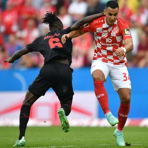 Odilon Kossounou (Bayer Leverkusen) gegen Answar El Ghazi (FSV Mainz 05)