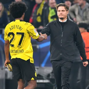 Edin Terzic klatscht mit Karim Adeyemi ab.