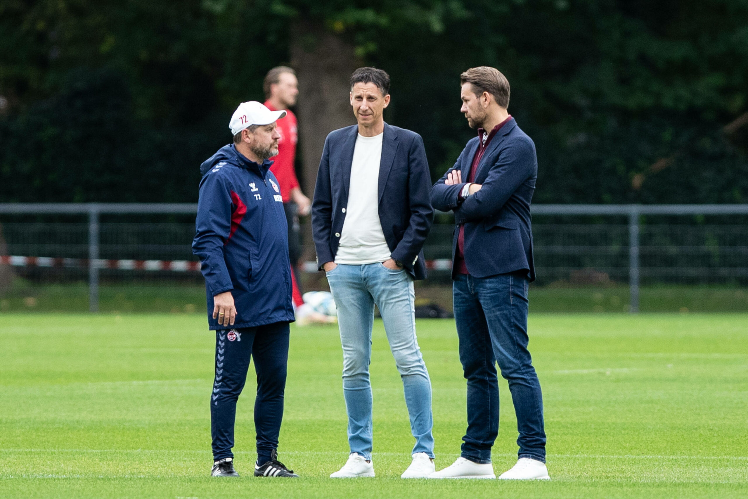 Kölns Trainer Steffen Baumgart, Geschäftsführer Christian Keller und Thomas Kessler als Leiter des Lizenzbereichs