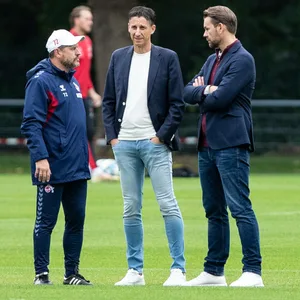 Kölns Trainer Steffen Baumgart, Geschäftsführer Christian Keller und Thomas Kessler als Leiter des Lizenzbereichs