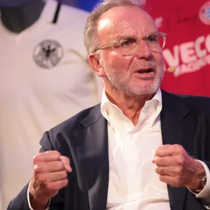 Karl-Heinz Rummenigge energisch während eines Interviews