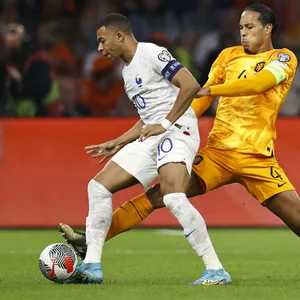 Kylian Mbappé im Zweikampf mit Virgil van Dijk