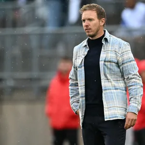 Julian Nagelsmann in einem blau karierten Hemd