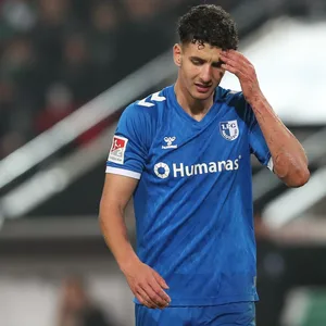 Magdeburgs Daniel Elfadli fasst sich aus Verzweiflung an den Kopf