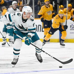 Nico Sturm im Trikot der San José Sharks