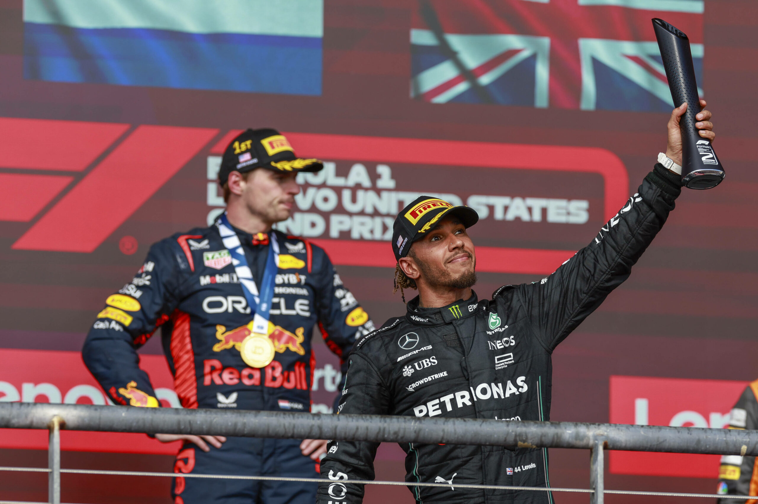 Lewis Hamilton und Max Verstappen bei der Siegerehrung
