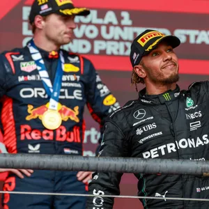 Lewis Hamilton und Max Verstappen bei der Siegerehrung