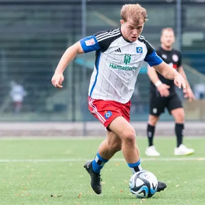 Tom Sanne am Ball