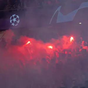 Benfica-Fans zünden rote Pyrotechnik