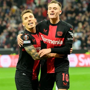 Alejandro Grimaldo jubelt zusammen mit Florian Wirtz