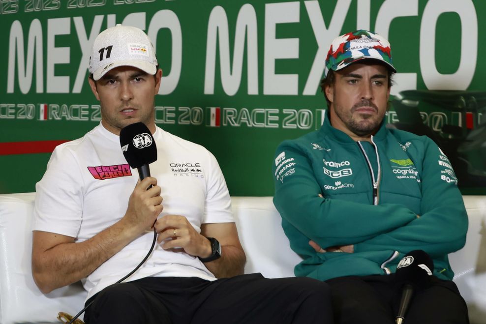 Sergio Perez und Fernando Alonso bei einer Pressekonferenz.