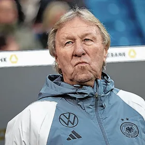 Horst Hrubesch an der Seitenlinie.