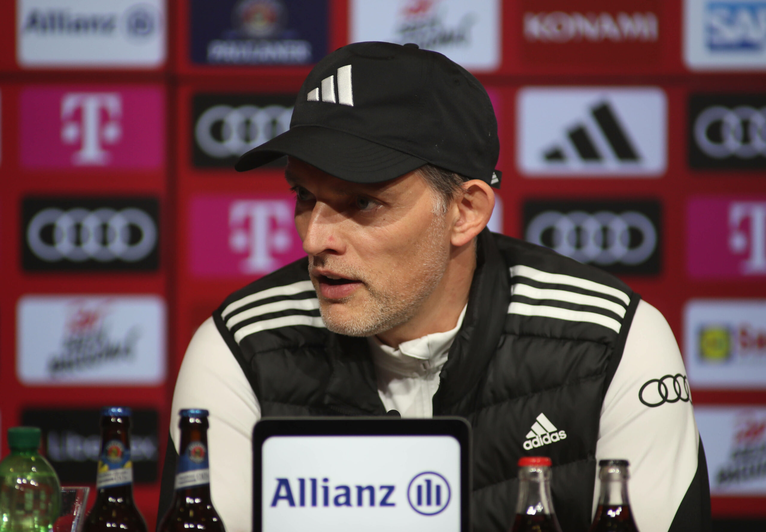 Trainer Thomas Tuchel auf einer Pressekonferenz des FC Bayern München