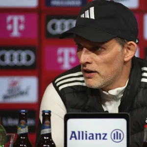 Trainer Thomas Tuchel auf einer Pressekonferenz des FC Bayern München