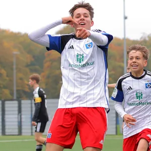 HSV-Torjäger Otto Stange feiert ein Tor