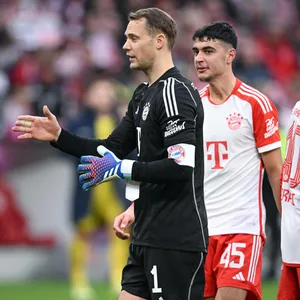 Manuel Neuer und Aleksandar Pavlović klatschen sich nach dem Bayern-Sieg gegen Darmstadt ab