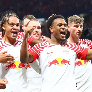 Timo Werner (rechts) jubelt mit seinen Leipziger Kollegen über ein RB-Tor.