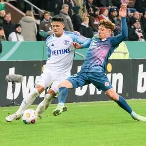 Philipp Treu im Zweikampf mit Schalkes Kozuki