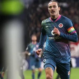 Jackson Irvine verschwand während der kurzen Pause vor der Verlängerung in den Kabinen.