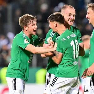 Hombrugs Spieler bejubeln den Sieg gegen Fürth.