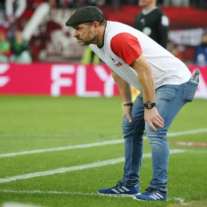 Steffen Baumgart stemmt die Hände auf die Knie.