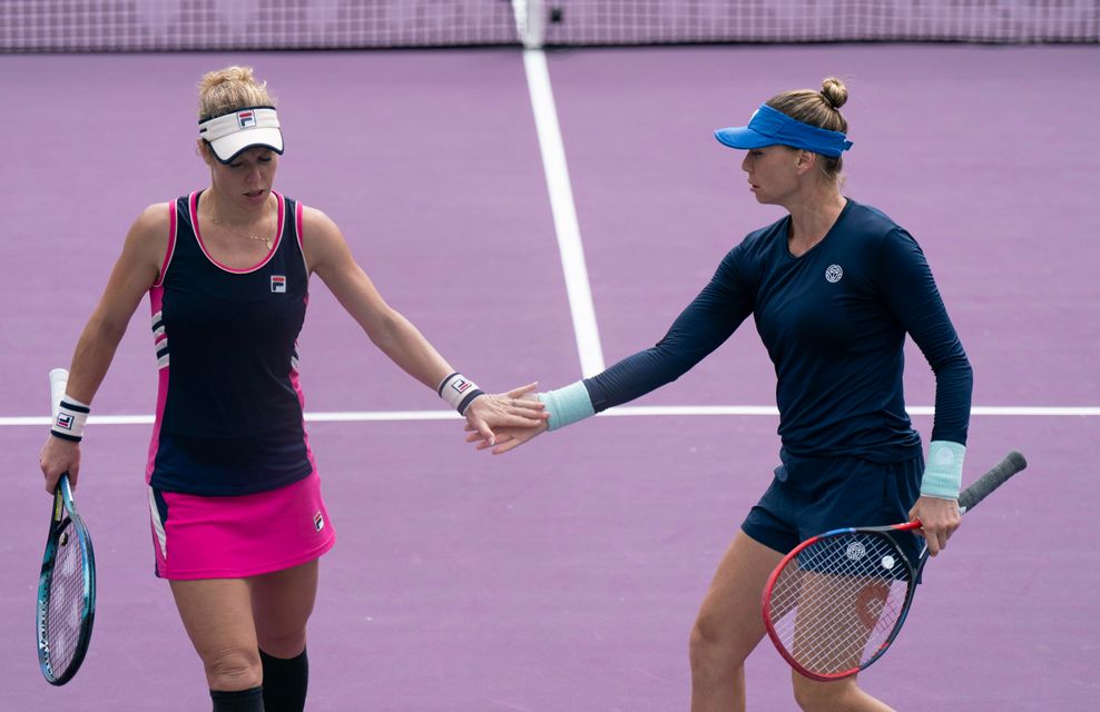 Laura Siegemund und Vera Zvonareva klatschen nach einem Punktgewinn ab.