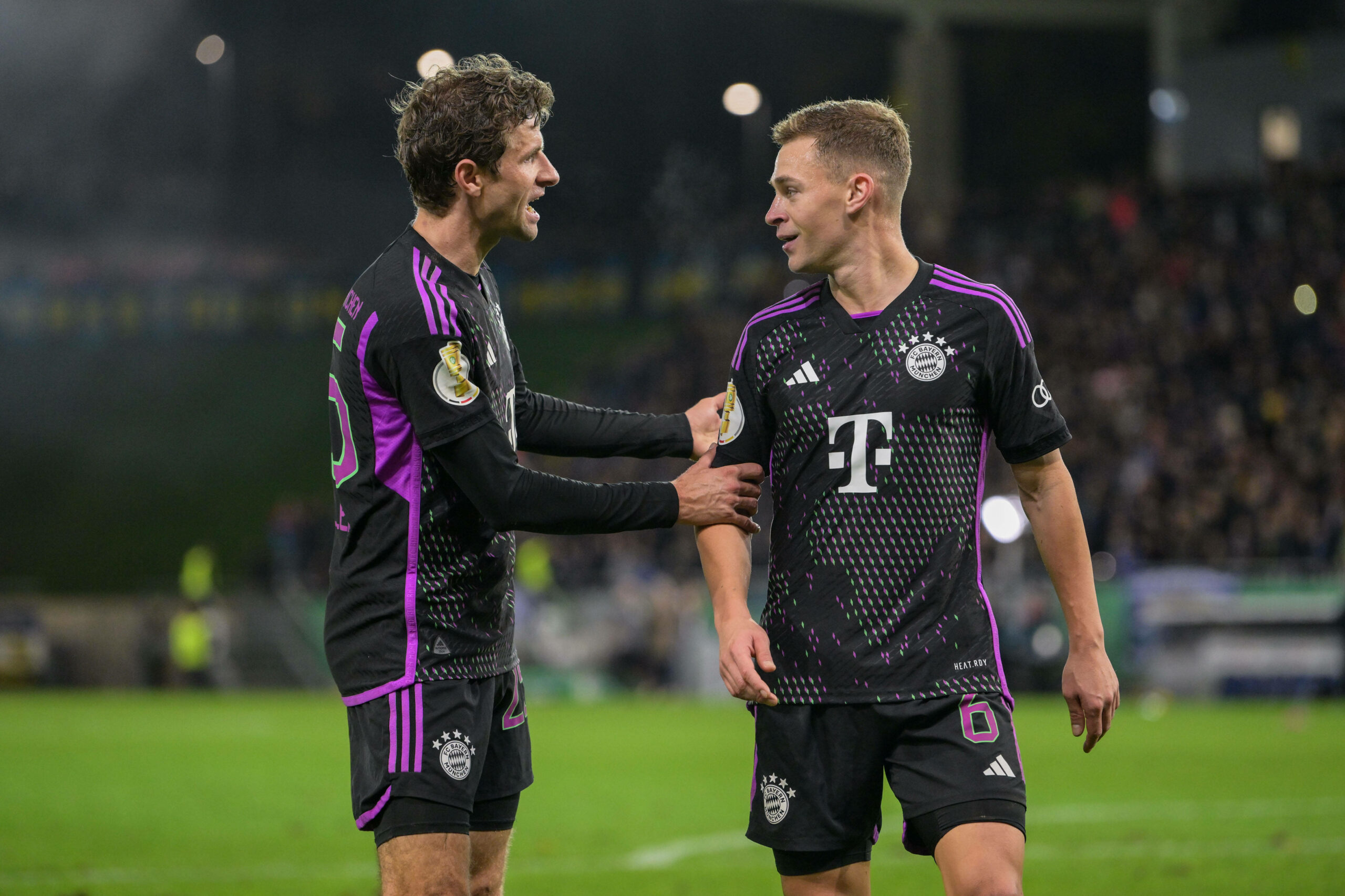 Thomas Müller und Joshua Kimmich vom FC Bayern München