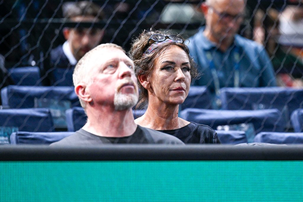 Aneke Rune, Mutter von Holger Rune, sitzt hinter Boris Becker.