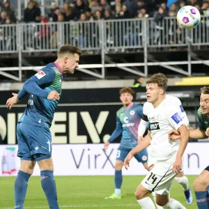 Johannes Eggestein köpft den Ball ins Tor