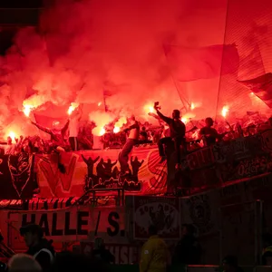 Auf der Tribüne wird Pyrotechnik gezündet