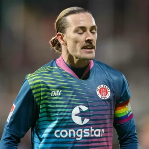 St. Paulis Kapitän Jackson Irvine kneift die Augen zusammen