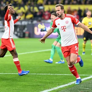 Bayern-Stürmer Harry Kane dreht nach seinem ersten Treffer gegen Dortmund jubelnd ab.