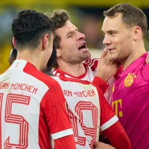 Bayern-Spieler bejubeln Sieg gegen Dortmund