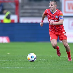 Lewis Holtby am Ball