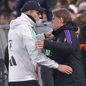 Bayern-Trainer Tuchel klatscht mit Sportdirektor Freund ab