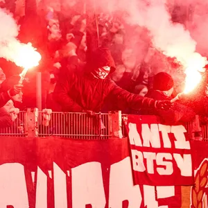 Fans von Hannover 96 bei einer Pyro-Show