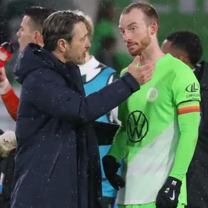 Wolfsburg-Trainer Niko Kovac im Gespräch mit Maximilian Arnold