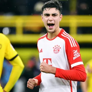 Aleksandar Pavlovic (FC Bayern München) im Spiel den BVB