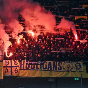 Fans von Braunschweig zünden Pyrotechnik im Stadion